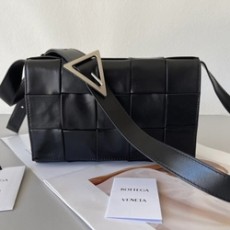 보테가 베네타 인트레치아토 패러킷 카세트백